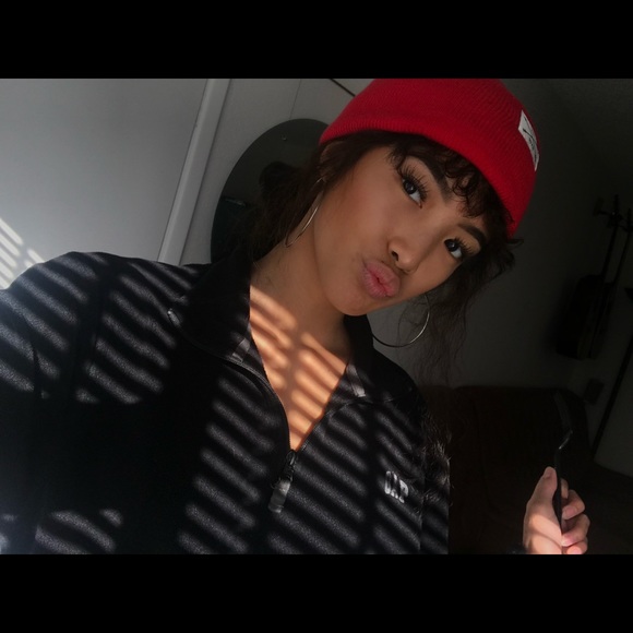 Meet your Posher, Mariah - Picture 4 of 8